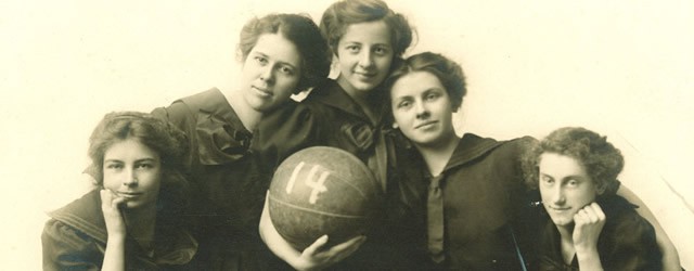 Women's basketball team, State University of Iowa, 1914