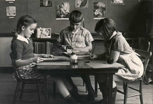 Fourth grade students making bulletin boards, 1940