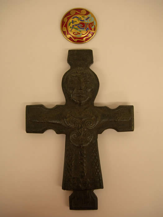 Robed Christus, Brooch