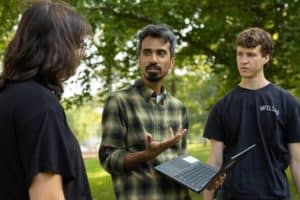 UI Graduate Student Mainul Islam speaks to undergraduate students about the blight of bur oak trees in Iowa