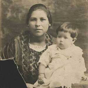 Esperanza Martinez and daughter Florence, 1922. Esperanza's daughter, Adella Martinez donated this and many other family photos to the UI Libraries Iowa Women's Archives in 2006.